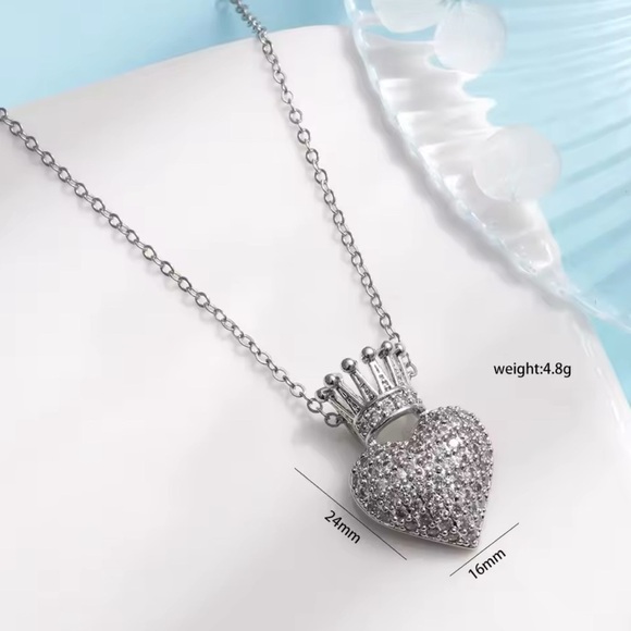 18K White Gold Heart & Crown Pendant Necklace With Pave Diamond Inlay - Picture 5 of 5